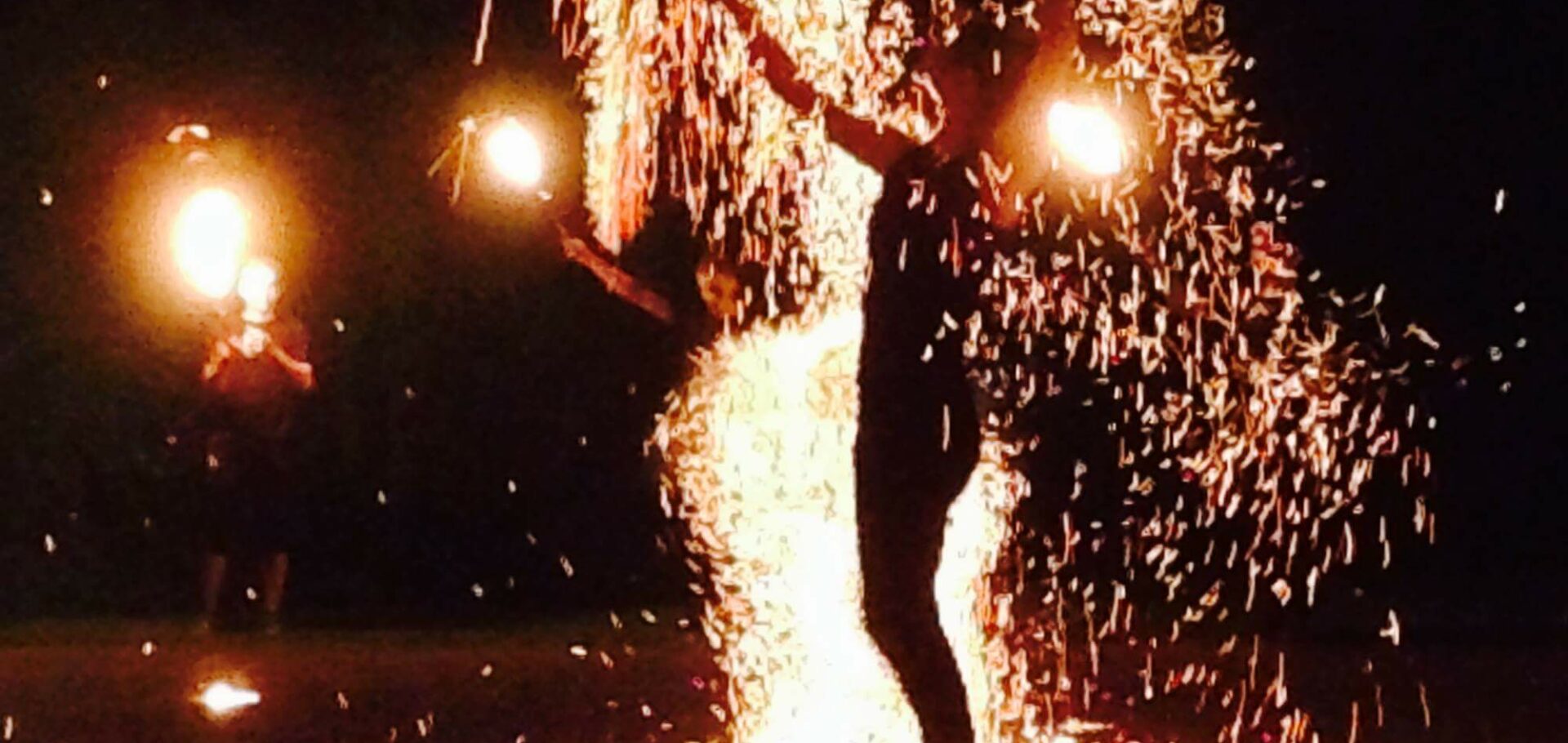 Wystawa zdjęć i fire show na otwarcie Festiwalu Debiutantów