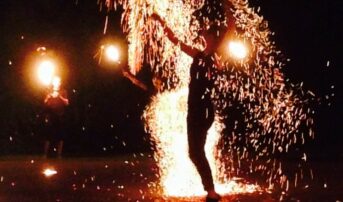 Wystawa zdjęć i fire show na otwarcie Festiwalu Debiutantów