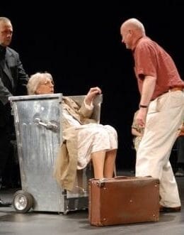 Plakat spektaklu: Suitcase Packers. Comedy with eight funerals