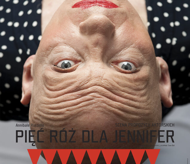 Plakat do spektaklu “Pięć róż dla Jennifer”. Na plakacie jest mężczyzna w sukience w groszki. Jego głowa jest odwrócona (usta ma u góry). Usta ma pomalowane na czerwono. Jego czoło jest intensywnie zmarszczone. Oczy ma skierowane w obiektyw. Na plakacie znajduje się tytuł spektaklu, twórcy. W lewym dolnym rogu logo teatru Horzycy. W prawym dolnym rogu - logo sponsora spektaklu - płatków Nestle.