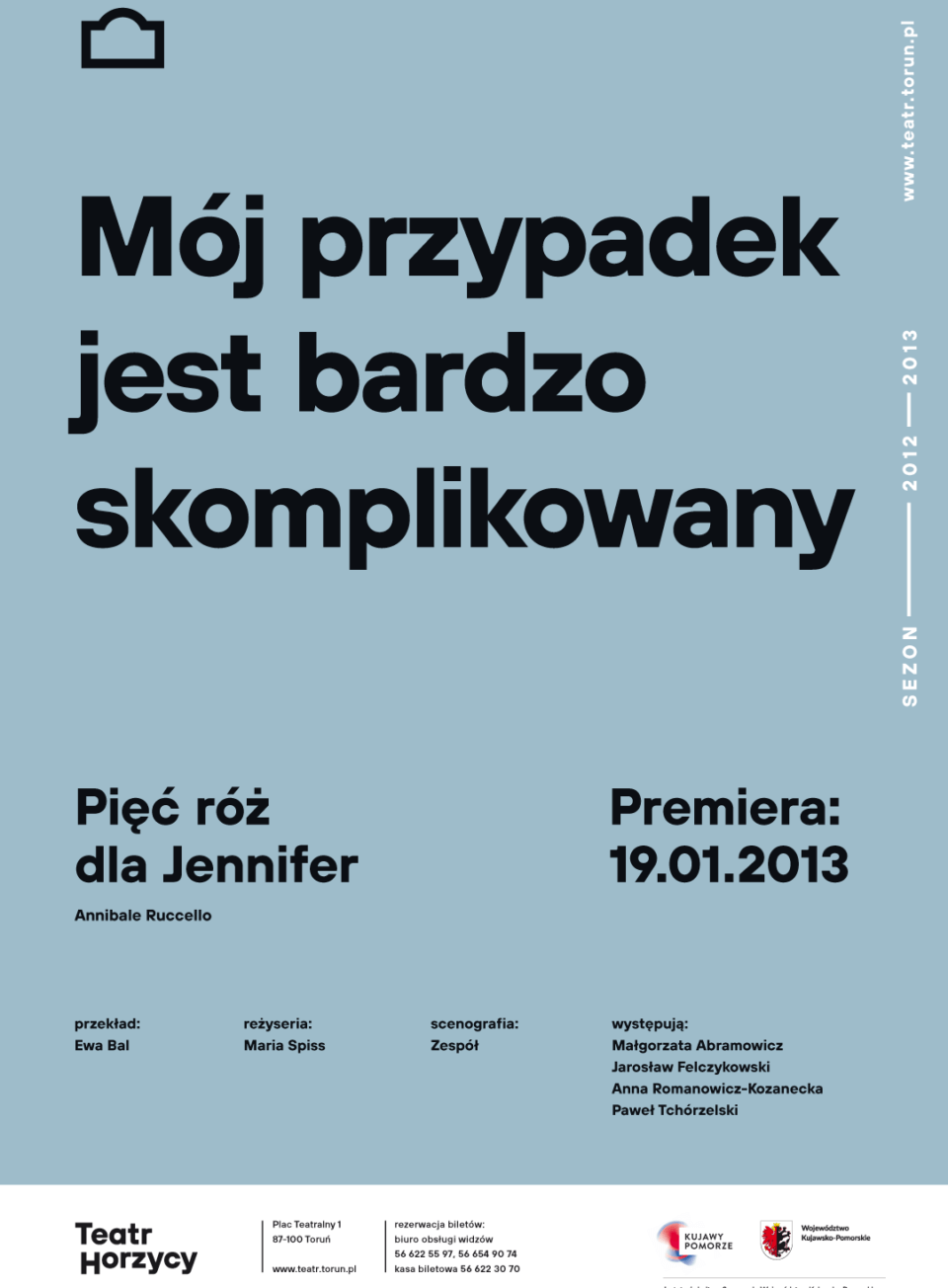 Afisz do spektaklu “Pięć róż dla Jennifer”. Tło afisza jest błękitne. Na środku napis “Mój przypadek jest bardzo skomplikowany” Premiera” 19.01.2013 Na dole afisza wypisani twórcy.
