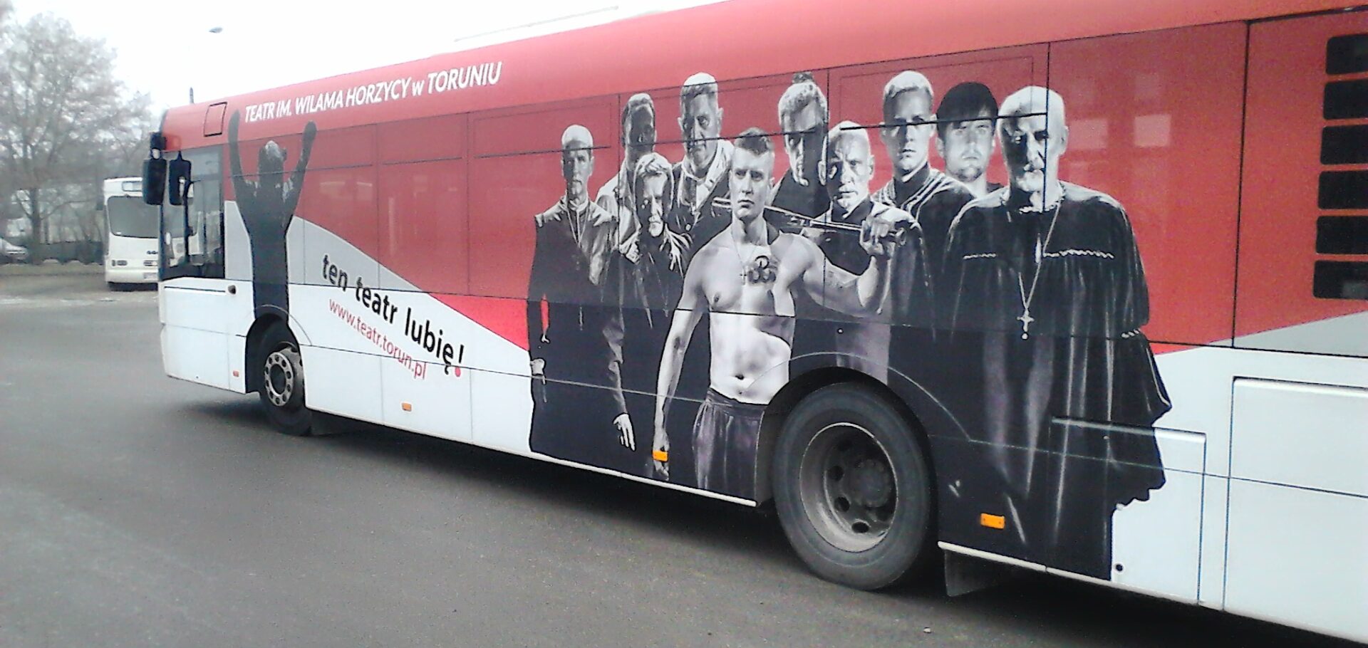 Teatralnym autobusem po Toruniu
