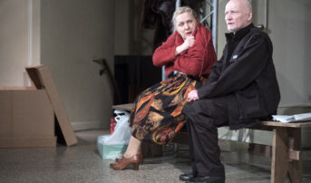 Kliknij by powiększyć zdjęcie. Alternatywny opis zdjęcia: Kobieta patrzy na mężczyznę.