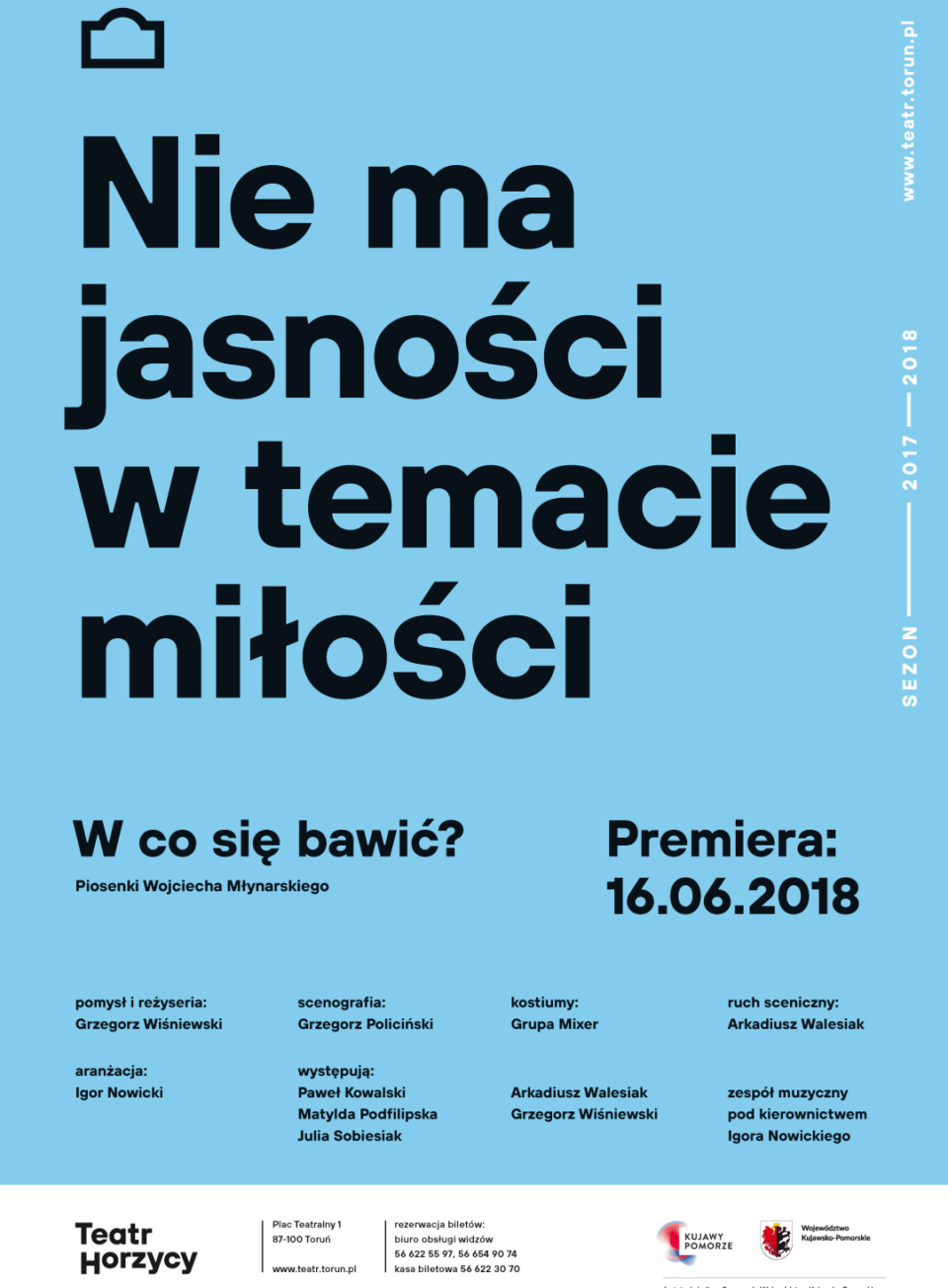 Afisz spektaklu „W co się bawić? Piosenki Wojciecha Młynarskiego” w Teatrze Horzycy. Niebieskie tło z dużym, czarnym napisem na środku „Nie ma jasności w temacie miłości”. Po prawej stronie informacja o premierze: „16.06.2018”. W dolnej części plakatu znajdują się informacje o twórcach oraz logotypy Teatru Horzycy i partnerów wydarzenia.