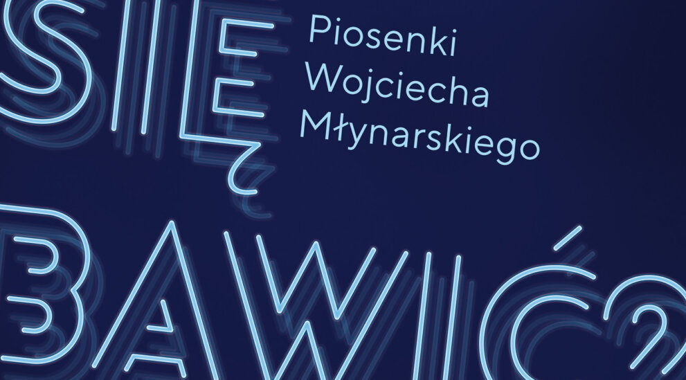Plakat spektaklu „W co się bawić? Piosenki Wojciecha Młynarskiego” w Teatrze Horzycy. Tytuł zapisany neonowym niebieskim napisem na granatowym tle. Pod tytułem informacja o premierze: „16.06.2018”. W dolnej części plakatu widoczne są informacje o twórcach spektaklu oraz logotypy sponsorów i partnerów wydarzenia.