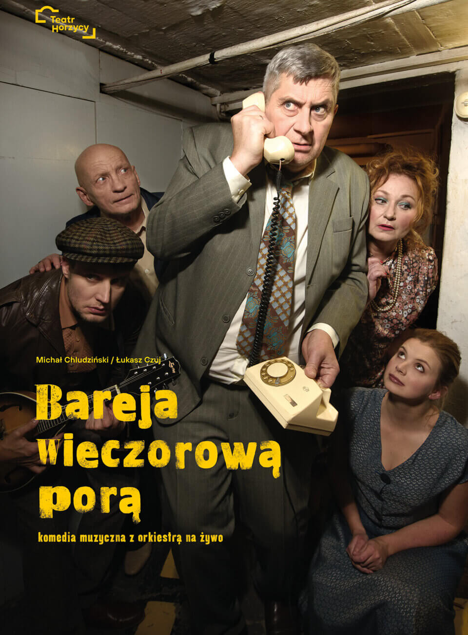 Plakat przedstawiający pięć osób stojących w korytarzu. Mężczyzna w garniturze z szarymi włosami trzyma telefon stacjonarny i wygląda zaniepokojony. Obok niego stoi mężczyzna w czapce, a na pierwszym planie znajduje się mężczyzna z gitarą. Po lewej stronie stoi kobieta w sukience, a po prawej inna kobieta, która patrzy na mężczyznę trzymającego telefon. U góry plakatu znajduje się logo Teatru Horzycy, a poniżej tytuł spektaklu 