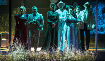Kliknij by powiększyć zdjęcie. Alternatywny opis zdjęcia: Grupa aktorów w historycznych kostiumach stoi na scenie. Pada na nich zielone światło.
