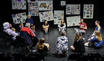 „Pomiędzy” – spektakl Młodego Teatru I Premiera