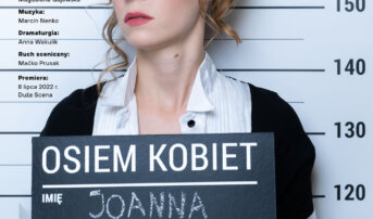 Plakat przedstawia kobietę z tabliczką, na której widnieje jej imię i nazwisko oraz imię postaci, którą gra