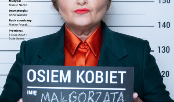 Plakat przedstawia kobietę z tabliczką, na której widnieje jej imię i nazwisko oraz imię postaci, którą gra