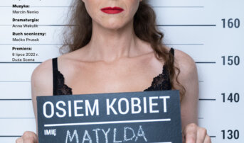 Plakat przedstawia kobietę z czerwonymi ustami trzymającą tabliczkę, na której widnieje jej imię i nazwisko oraz imię postaci, którą gra
