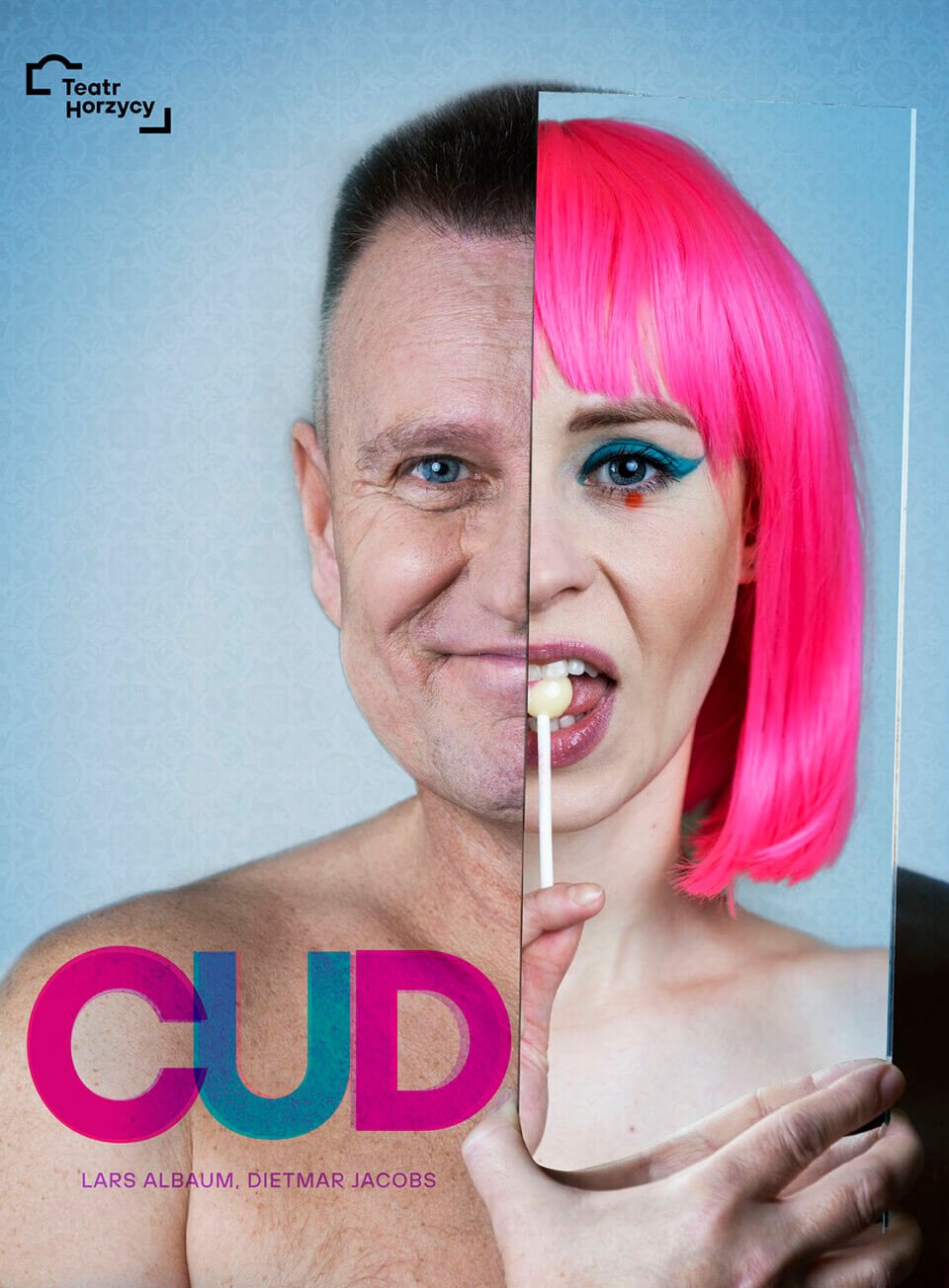 Plakat do spektaklu “Cud” Tło plakatu jest niebieskie. Są na nim główni bohaterowie spektaklu - Hubert i Nelli Mężczyzna w średnim wieku patrzy w przód. Jest uśmiechnięty. Trzyma w lewej ręce podłużne lusterko. Zasłania nim połowę swojej twarzy. W lusterku odbija się połowa twarzy młodej kobiety w różowych włosach. Kobieta do języka przykłada lizaka. Obie postaci nie mają na sobie ubrań. W lewym dolnym rogu wielikimi literami jest napisany tytuł - CUD. Pod nim wypisani są autorzy tekstu: Lars Albaum i Dietmar Jacobs. W lewym górnym rogu jest logo Teatru Horzycy.