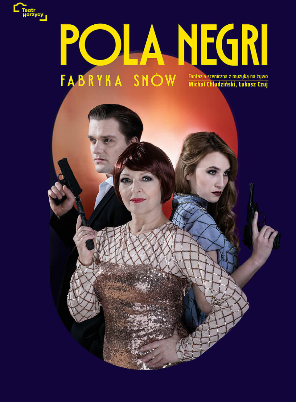 Plakat do spektaklu „Pola Negri. Fabryka Snów” - Fantazja sceniczna z muzyką na żywo. Na plakacie są dwie kobiety i mężczyzna. Na pierwszym planie jest kobieta w złotej bluzce. Ma krótką perukę. Patrzy w przód. Za nią stoi mężczyzna w garniturze oraz kobieta w niebieskiej sukience. Mężczyzna patrzy w lewo, kobieta w prawo. Wszyscy trzymają w lewej ręce pistolet. Tło plakatu jest fioletowe. Na środku tła jest pomarańczowe koło z refleksami światła.