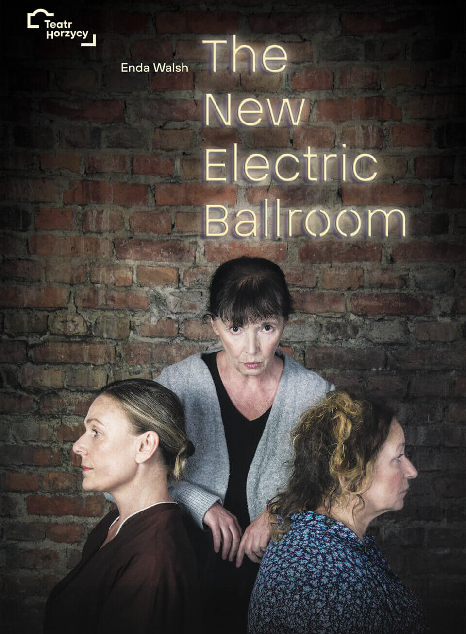 Plakat spektaklu „The New Electric Ballroom” w Teatrze Horzycy. Na tle ceglanej ściany stoją trzy kobiety w różnym wieku. Dwie siedzą profilem, zwrócone w przeciwnych kierunkach – po lewej w brązowej bluzce z gładko upiętymi włosami, po prawej w niebieskiej sukience w kwiaty z kręconymi włosami. Za nimi stoi starsza kobieta w szarej narzutce, patrząc prosto z poważnym wyrazem twarzy. Nad nimi widnieje tytuł spektaklu „The New Electric Ballroom” w stylizowanym, neonowym napisie. Na plakacie umieszczono także informacje o twórcach i obsadzie.