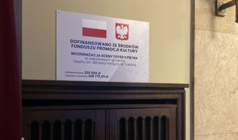 Tablica z informacją o dofinansowaniu modernizacji sceny w teatrze.