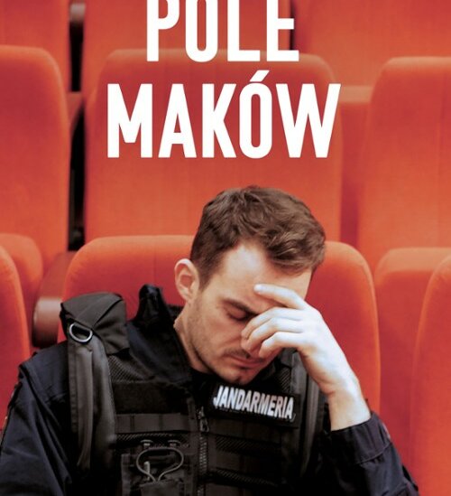 Plakat filmu „Pole maków”. Na pierwszym planie mężczyzna w mundurze żandarmerii siedzi na czerwonym kinowym fotelu, opierając głowę na dłoni. W tle rzędy pustych foteli. Na górze biały napis z tytułem filmu.