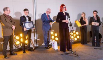 Martą Wudarska odbiera na scenie nagrodę Grand Prix Kryształy PR