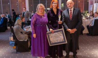 Marszałek Piotr Całbecki i przewodnicząca sejmiku Elżbiete Piniewska pozują razem z Martą Wudarską trzymającą dyplom i statuetkę Grand Prix Kryształy PR
